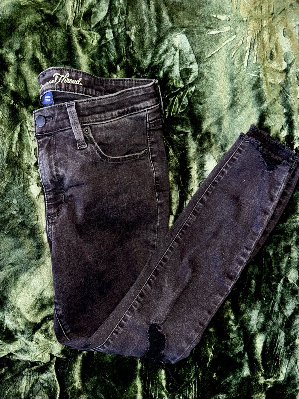 Universal Thread Black Distressed Skinny Mid-Rise Jeans 8/29
